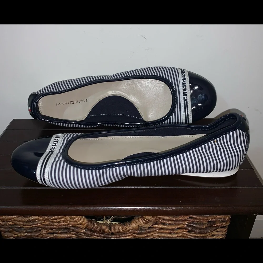 Women’s Tommy Hilfiger “Jakline” Navy/White Ballet Flats Size 9.5M NWOB - Picture 2 of 7